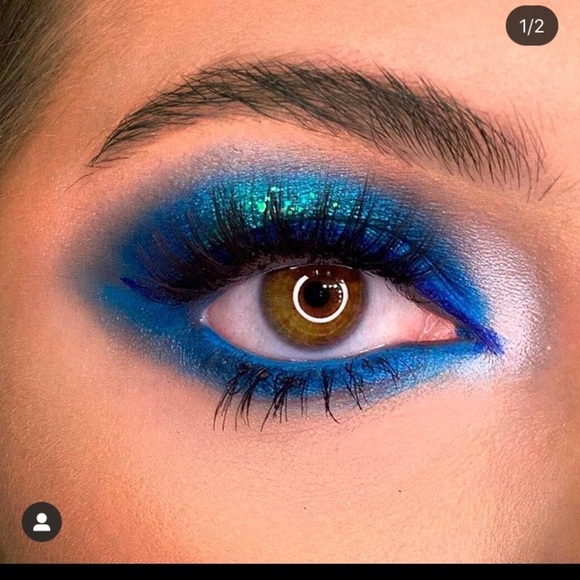 An eyeshadow palette with 9 colors - Picture 3 of 6